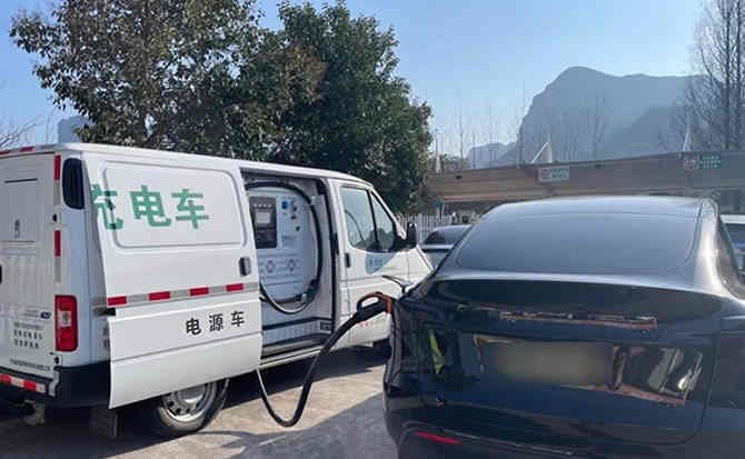 靖宇汽车搭电